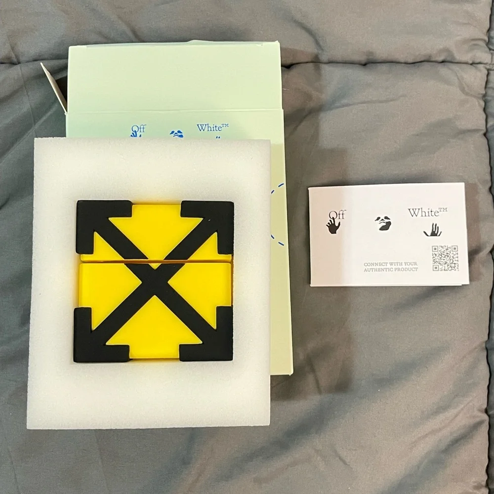 OFF-WHITE AIR POD CASE